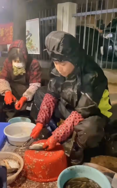 40歲演員無戲拍賣魚近一年！路邊擺地攤滿身污垢，稱喜歡現在生活