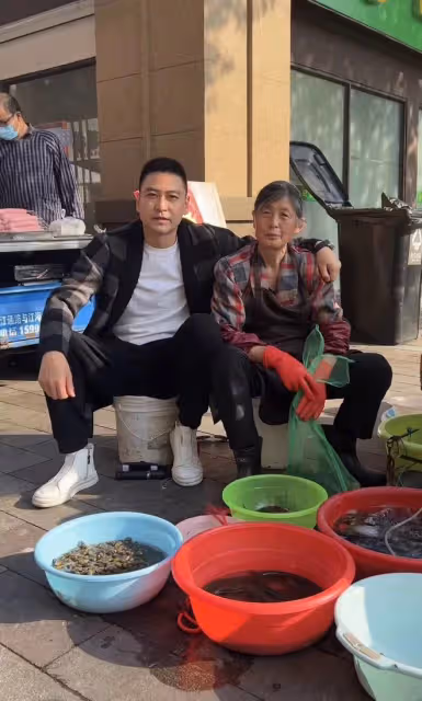 40歲演員無戲拍賣魚近一年!路邊擺地攤滿身污垢,稱喜歡現在生活