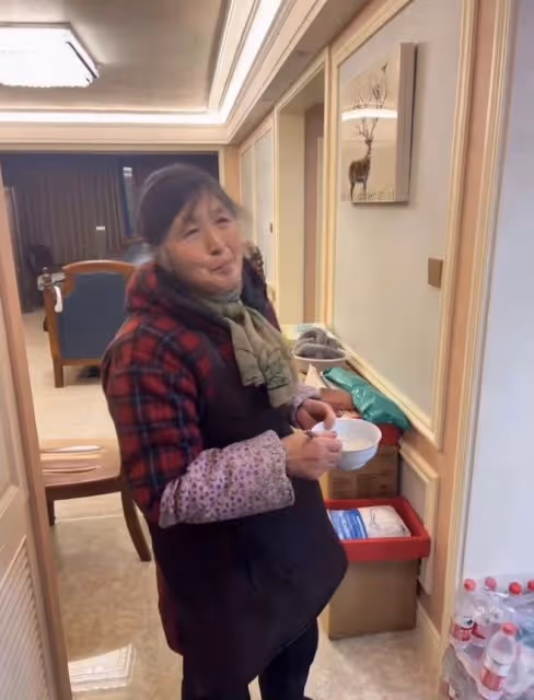 40歲演員無戲拍賣魚近一年!路邊擺地攤滿身污垢,稱喜歡現在生活