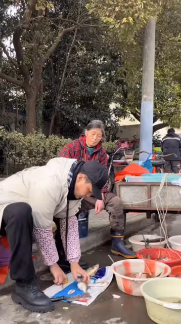 40歲演員無戲拍賣魚近一年!路邊擺地攤滿身污垢,稱喜歡現在生活