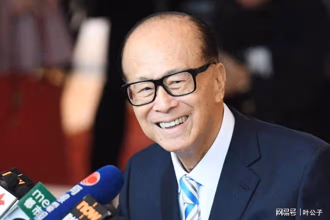 「蜜桃女王」卡戴珊:一脫成名,被罵十幾年,如今身價100億