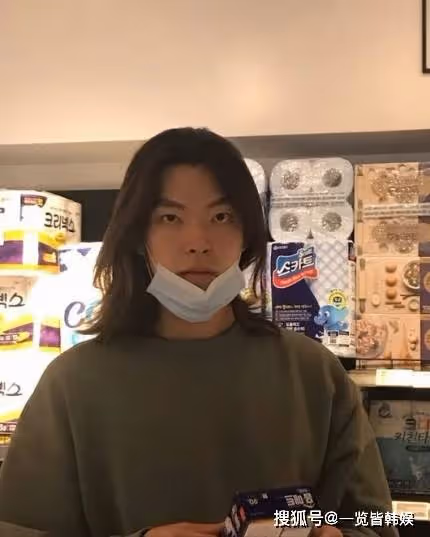 金宇彬長發造型驚呆網友 與女友申敏兒參與捐贈活動 婚期讓人好奇