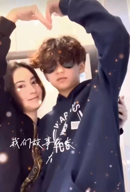 張柏芝母子出鏡比心，謝振軒摟緊媽媽流露保護欲，側臉太像謝賢