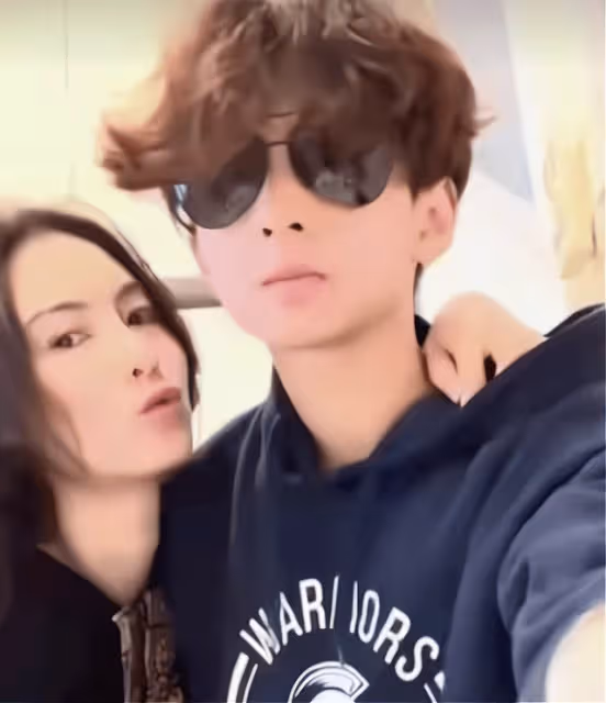 張柏芝母子出鏡比心，謝振軒摟緊媽媽流露保護欲，側臉太像謝賢