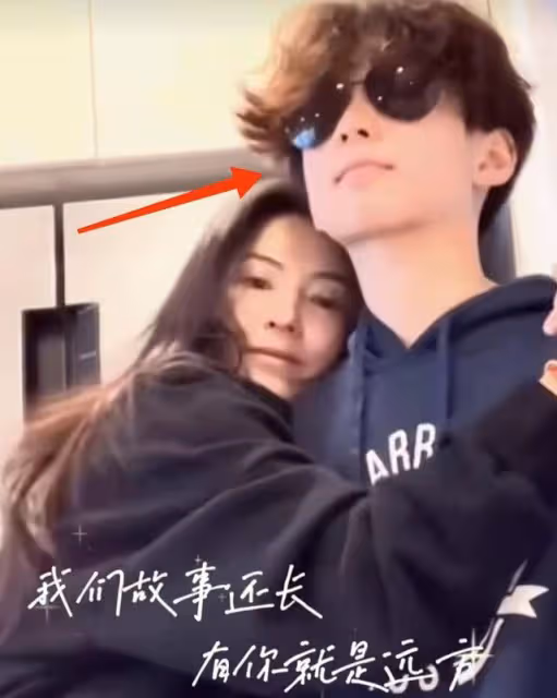 張柏芝母子出鏡比心，謝振軒摟緊媽媽流露保護欲，側臉太像謝賢