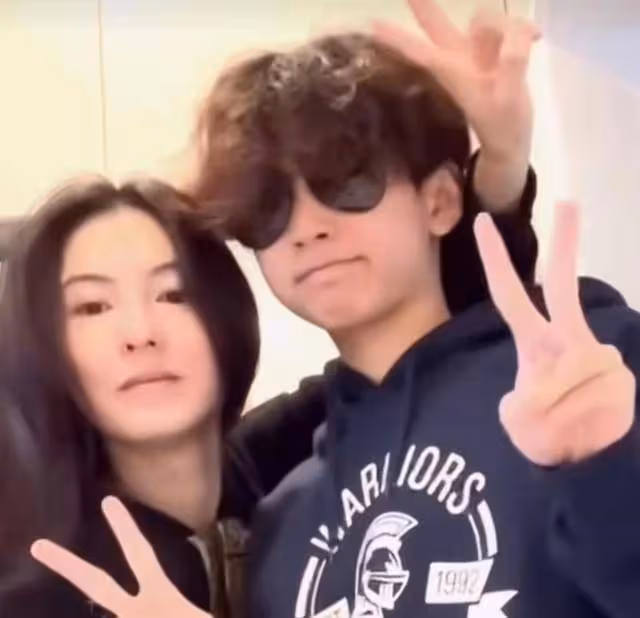 張柏芝母子出鏡比心，謝振軒摟緊媽媽流露保護欲，側臉太像謝賢
