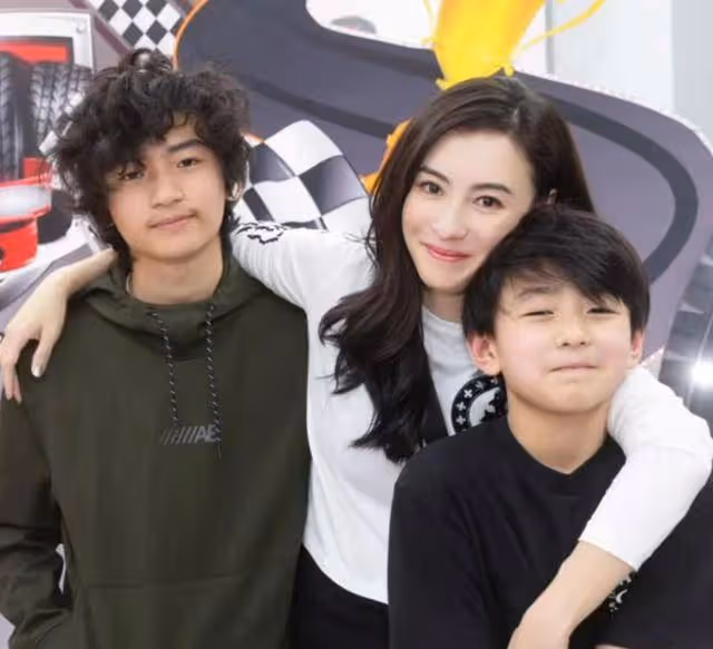 張柏芝母子出鏡比心，謝振軒摟緊媽媽流露保護欲，側臉太像謝賢