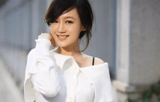 薛佳凝近照:45歲單身不打算結婚,拚命修圖仍難掩蒼老和落寞