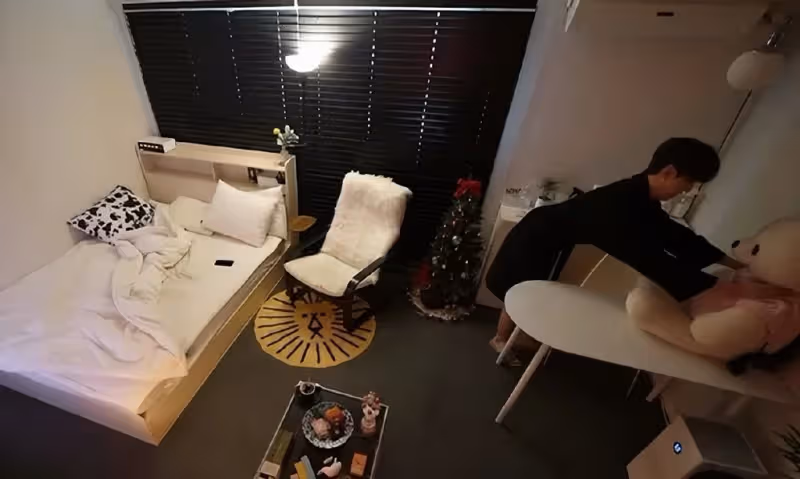 韓國男星李有鎮,公開半地下室出租屋的生活,用每天賺的工資裝修