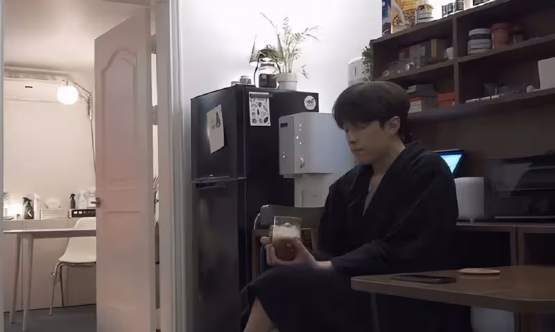 韓國男星李有鎮,公開半地下室出租屋的生活,用每天賺的工資裝修