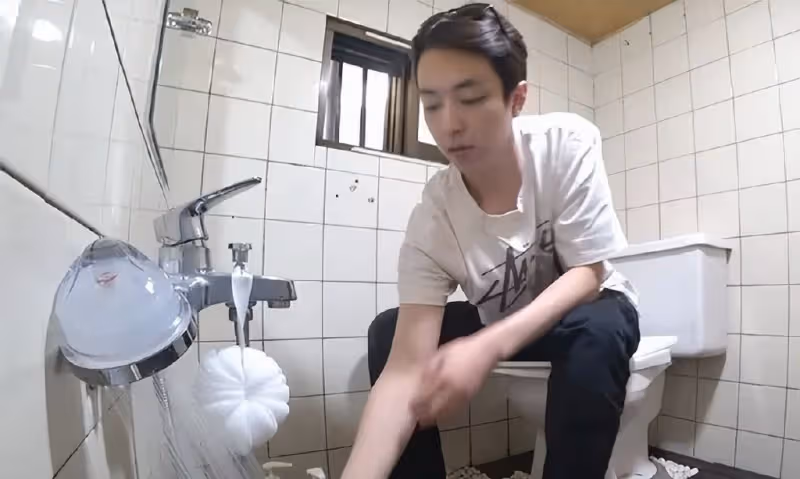 韓國男星李有鎮,公開半地下室出租屋的生活,用每天賺的工資裝修