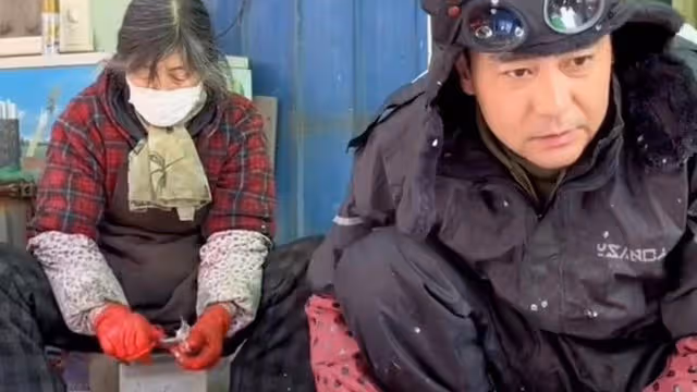 40歲知名演員無戲拍賣魚近一年！殺魚熟練沾滿污垢，稱喜歡現在生活