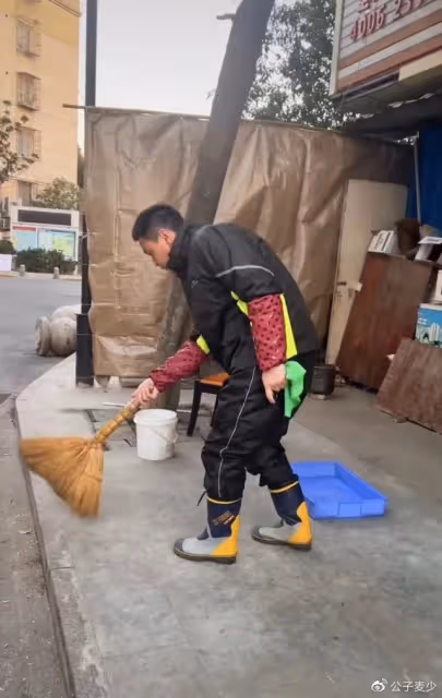 40歲知名演員無戲拍賣魚近一年!殺魚熟練沾滿污垢,稱喜歡現在生活