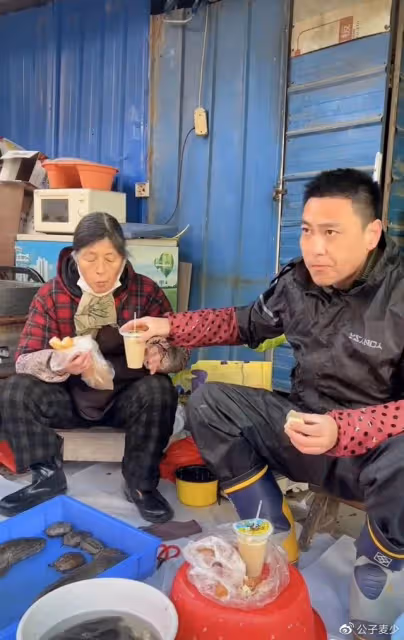 40歲知名演員無戲拍賣魚近一年!殺魚熟練沾滿污垢,稱喜歡現在生活