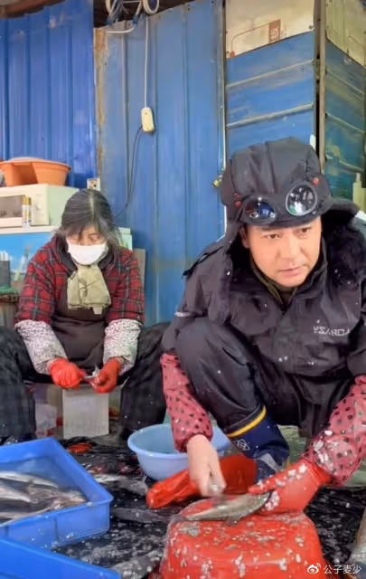 40歲知名演員無戲拍賣魚近一年!殺魚熟練沾滿污垢,稱喜歡現在生活