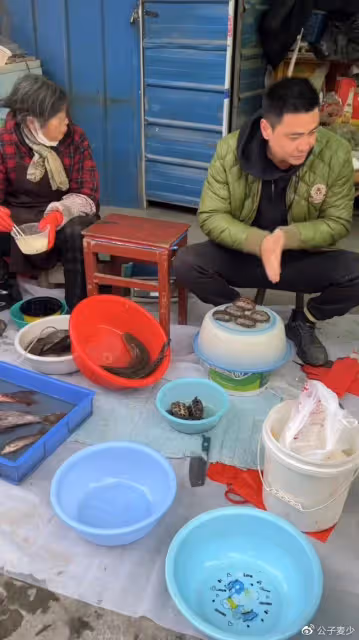 40歲知名演員無戲拍賣魚近一年!殺魚熟練沾滿污垢,稱喜歡現在生活
