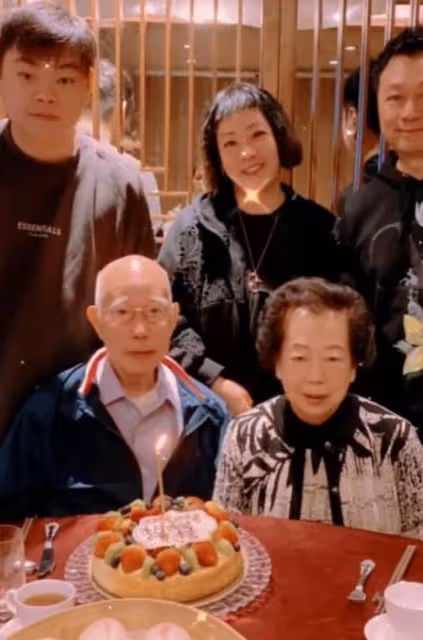 一改炫富作風！TVB視帝25歲兒子罕露面，曾留學美國愛曬名車名表