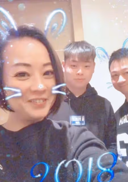 一改炫富作風！TVB視帝25歲兒子罕露面，曾留學美國愛曬名車名表