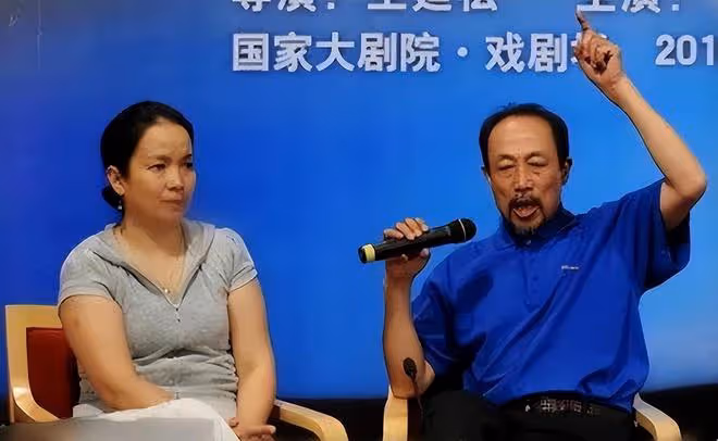 繼嘲諷楊麗萍之後,孫海英夫婦再惹爭議,直言寧可撿垃圾也不回國