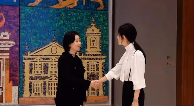 田朴珺採訪60歲何超瓊,全程謙虛點頭示意,何超瓊名媛氣質突出
