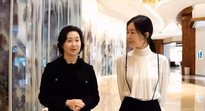 田朴珺採訪60歲何超瓊,全程謙虛點頭示意,何超瓊名媛氣質突出
