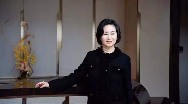 田朴珺採訪60歲何超瓊,全程謙虛點頭示意,何超瓊名媛氣質突出