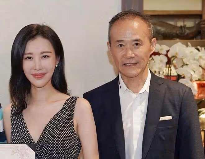 田朴珺採訪60歲何超瓊,全程謙虛點頭示意,何超瓊名媛氣質突出