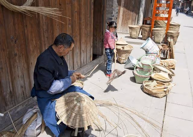 104歲阿公獨居40年無人問津，心寒立遺囑「把1500萬拆遷款全給鄰居」3兒子憤怒提告，法院判了