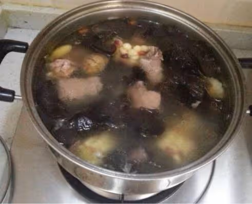 孕期婆婆送來母雞湯，兒媳「嫌髒」轉手送鄰居 鄰居「嘗一口後報警」兒媳態度180度大轉變！