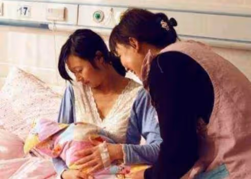 孕期婆婆送來母雞湯，兒媳「嫌髒」轉手送鄰居 鄰居「嘗一口後報警」兒媳態度180度大轉變！
