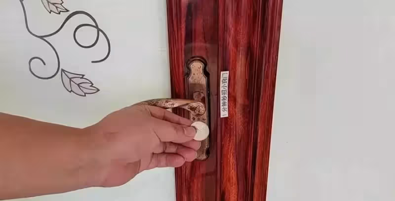 房門反鎖了，別著急！只需用一個寶特瓶，10秒就可以輕鬆開鎖！不需要找開鎖師傅，省下一大筆錢!