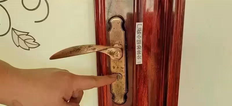 房門反鎖了，別著急！只需用一個寶特瓶，10秒就可以輕鬆開鎖！不需要找開鎖師傅，省下一大筆錢!