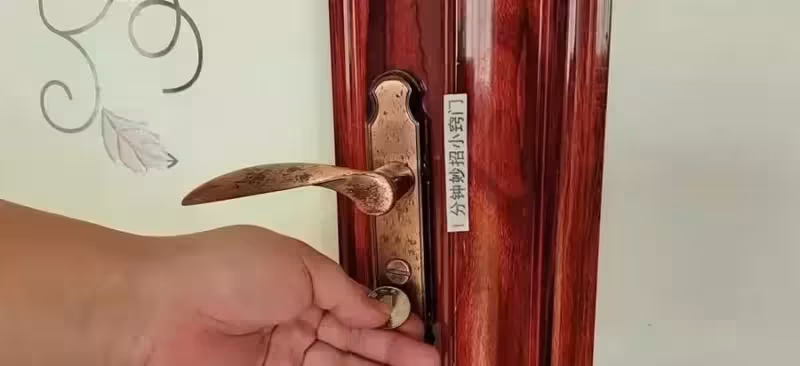 房門反鎖了，別著急！只需用一個寶特瓶，10秒就可以輕鬆開鎖！不需要找開鎖師傅，省下一大筆錢!