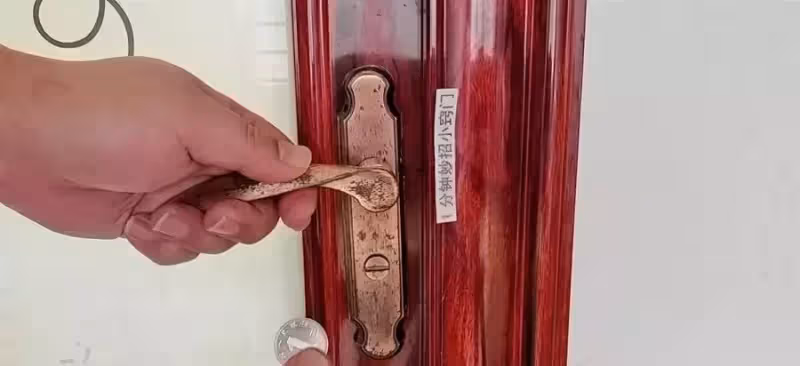 房門反鎖了，別著急！只需用一個寶特瓶，10秒就可以輕鬆開鎖！不需要找開鎖師傅，省下一大筆錢!