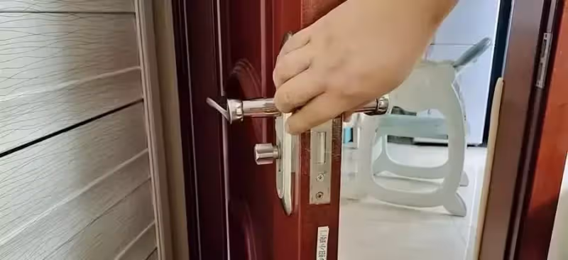 房門反鎖了，別著急！只需用一個寶特瓶，10秒就可以輕鬆開鎖！不需要找開鎖師傅，省下一大筆錢!