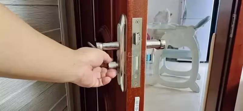 房門反鎖了，別著急！只需用一個寶特瓶，10秒就可以輕鬆開鎖！不需要找開鎖師傅，省下一大筆錢!