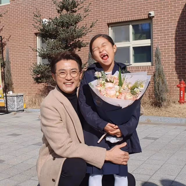韓流鼻祖安在旭全家福曝光,演員妻子氣質出眾,子女可愛像媽媽