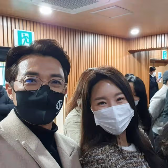 韓流鼻祖安在旭全家福曝光,演員妻子氣質出眾,子女可愛像媽媽