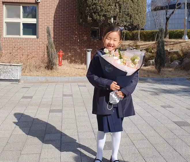 韓流鼻祖安在旭全家福曝光,演員妻子氣質出眾,子女可愛像媽媽