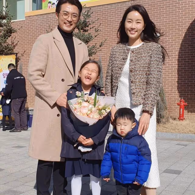 韓流鼻祖安在旭全家福曝光,演員妻子氣質出眾,子女可愛像媽媽