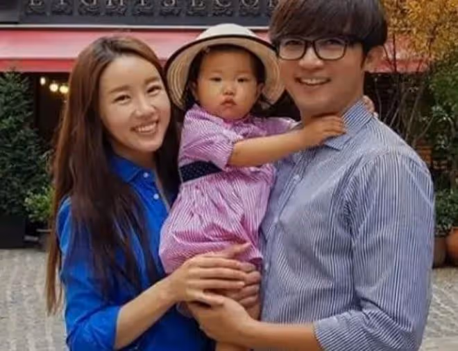 韓流鼻祖安在旭全家福曝光,演員妻子氣質出眾,子女可愛像媽媽