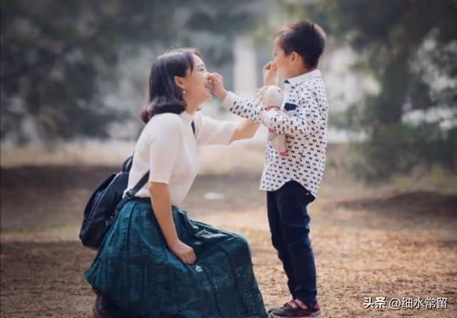 帶外孫吃火鍋,把親孫忘在幼兒園,當兒子的讓他們徹底見不到親孫