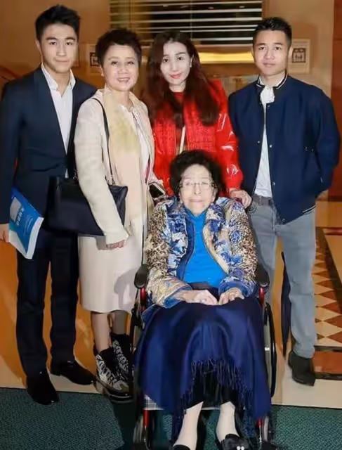 賭王106歲八姐去世!何猷君回澳門辦喪事,何超蓮巴黎參加時裝周