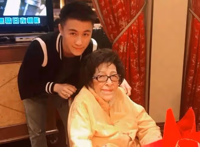 賭王106歲八姐去世!何猷君回澳門辦喪事,何超蓮巴黎參加時裝周