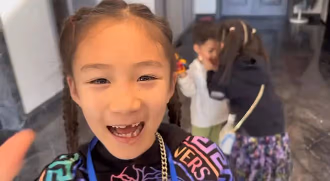 陳佩斯祖孫三代首同框！和孫女拍廣告滿眼擔心，祖傳大鼻子太吸睛