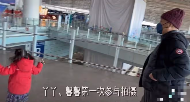 陳佩斯祖孫三代首同框！和孫女拍廣告滿眼擔心，祖傳大鼻子太吸睛