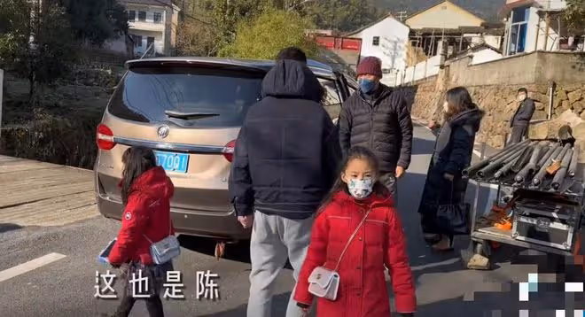 陳佩斯祖孫三代首同框！和孫女拍廣告滿眼擔心，祖傳大鼻子太吸睛