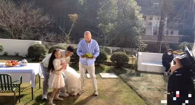 陳佩斯祖孫三代首同框！和孫女拍廣告滿眼擔心，祖傳大鼻子太吸睛