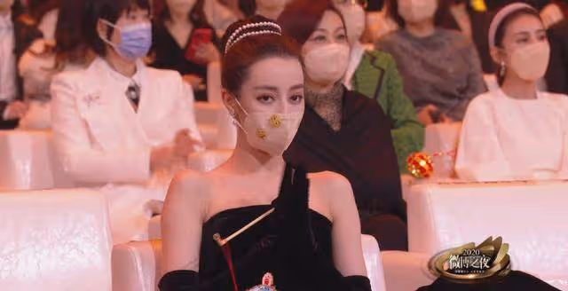 迪麗熱巴身穿雞毛裙，搭配短髮新造型，比瑪麗蓮夢露都時尚