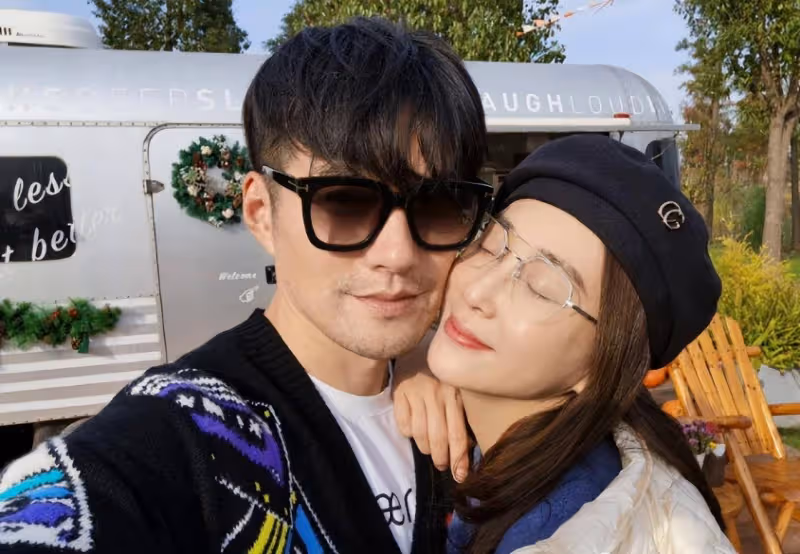 鬧離婚？嚴屹寬夫婦同時開直播吵架，杜若溪淚眼婆娑不停哭訴